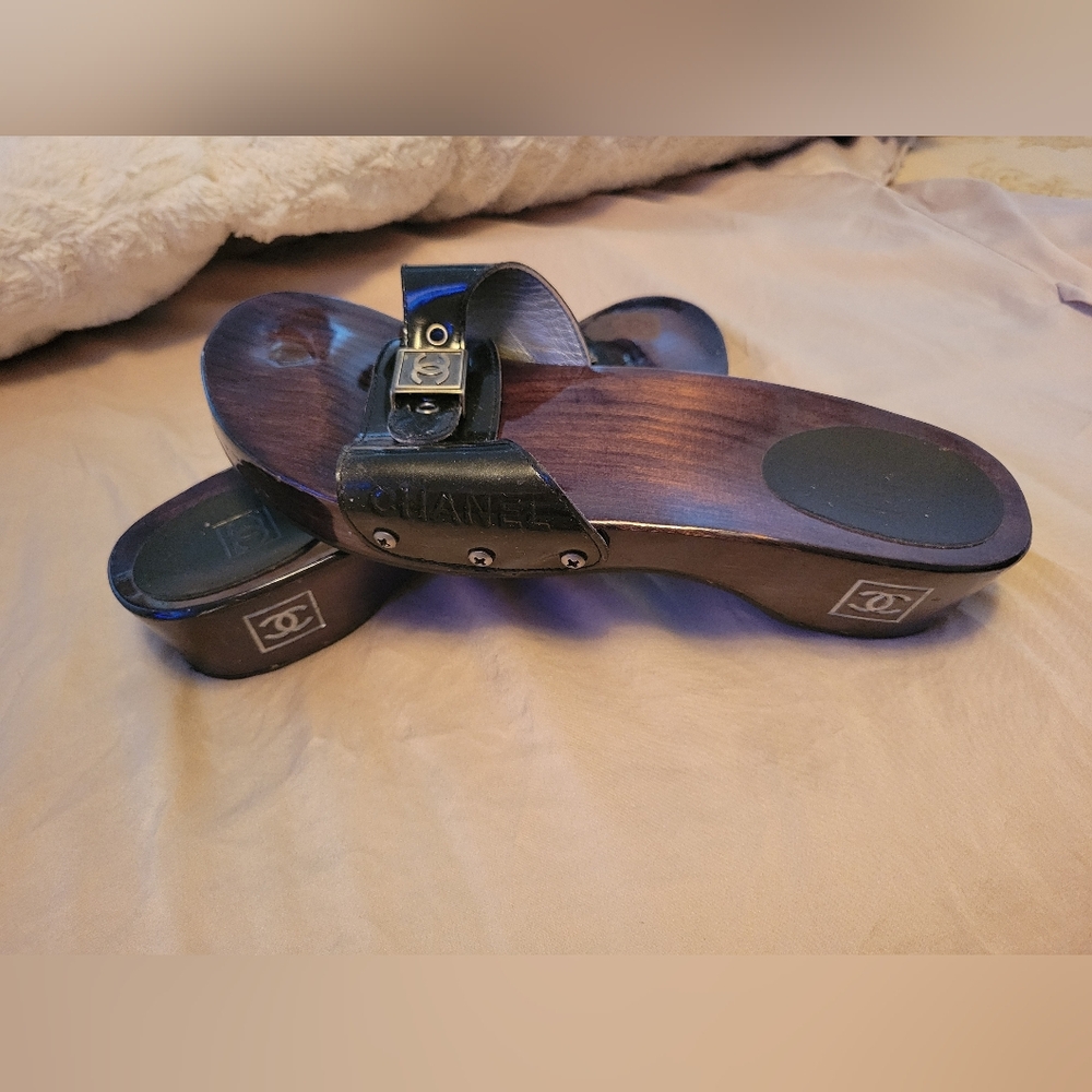 Chanel Black Patent Leather Wood Clog Slides Sandals – CC Logo Buckle – Size 40